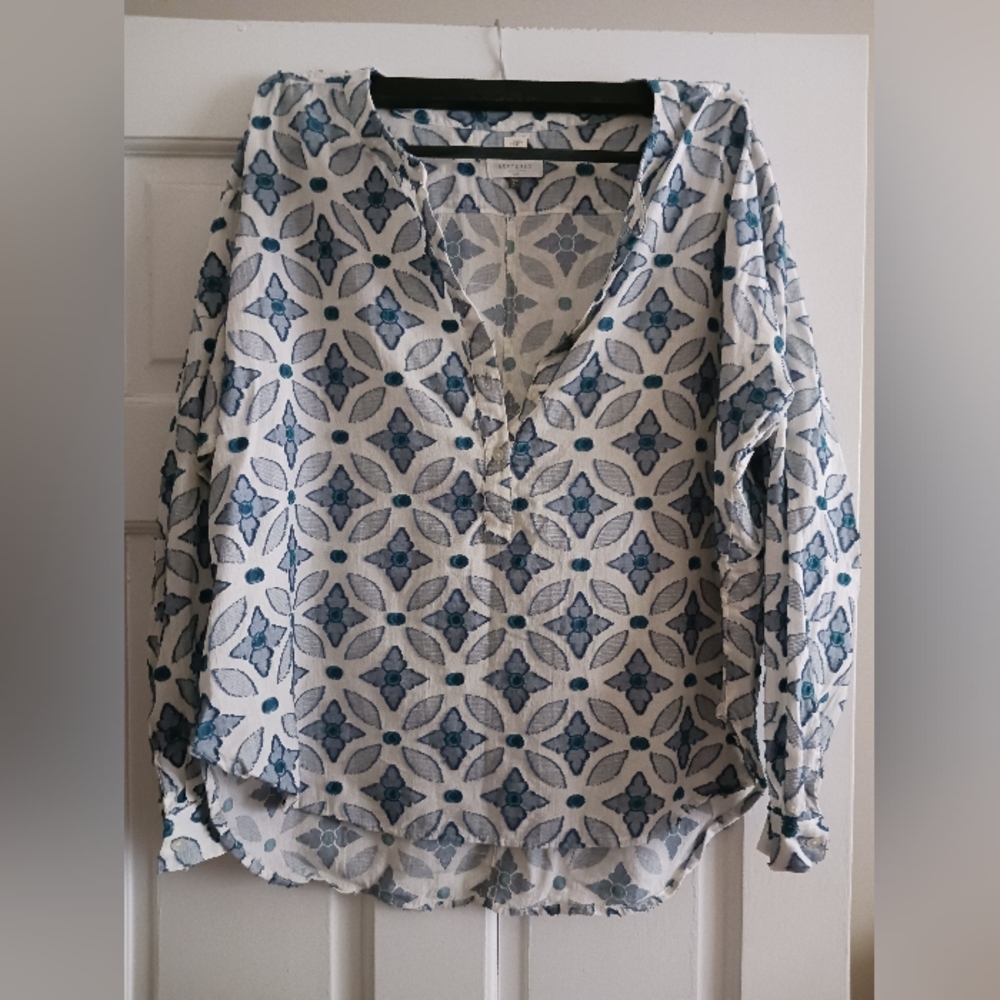Loft top size L blue and white flower/geometric pattern